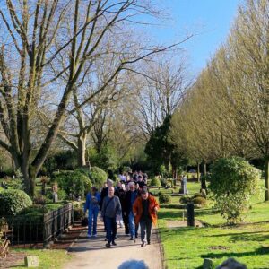 Die Teilnehmer des ökumenischen Kreuzweg auf dem Nordfriedhof