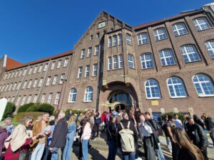 Die Teilnehmer des ökumenischen Kreuzweg vor dem Leibniz-Gymnasium