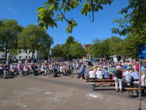 Open-Air Pfingstgottesdienst mehrere 100 Besucher