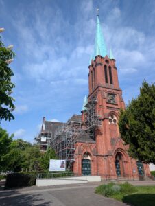 Fassadensanierung: Gerüst an der Kirche