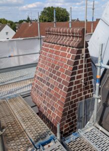 Fassadensanierung: Schadhafte Pfeilerabdeckung repariert