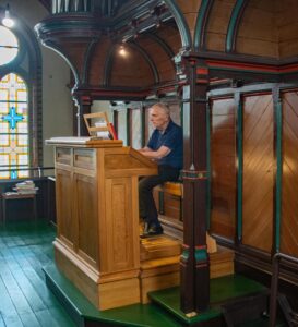 Rainer Kamp an der Sauerorgel